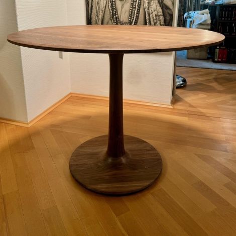 Zeitraum Ausstellungsstück Turntable Tisch Ø 100 cm Nussbaum massiv geölt 